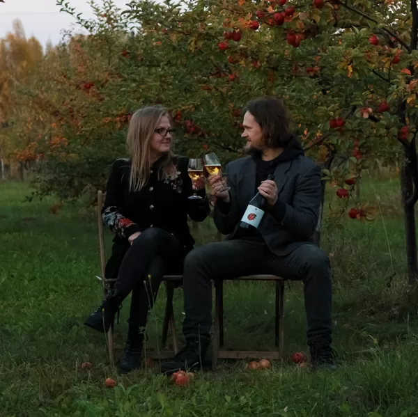 Sidra baudīšana ābeļdārzā
