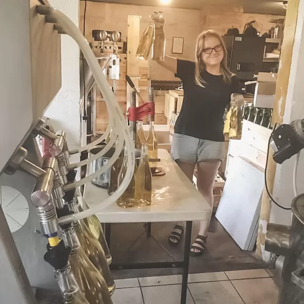 Dace Smiltniece-Plūme sidra pildīšanas procesā Mr. Plūme sidra darītavā