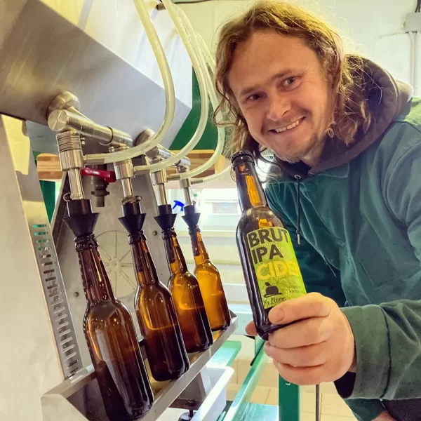 Māris Plūme pildot Brut IPA Cider sidra darītavā Mr. Plūme