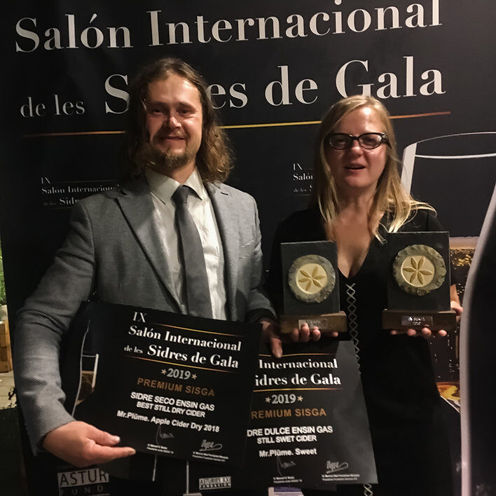 Māris un Dace Plūmes Astūrijā (Spānijā) ar tikko iegūtajām augstākā novērtējuma balvām SISGA konkursā par Mr. Plūme sidriem